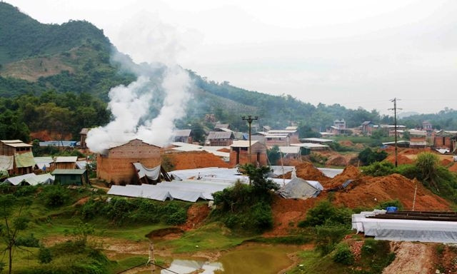 Các lò gạch thủ công ở xã Thái Sơn (Hàm Yên) vẫn tiếp tục nhả khói.