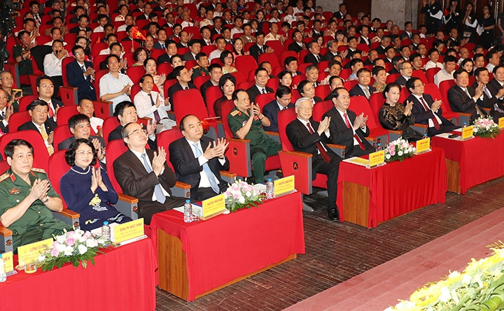 Không ngừng vươn lên, cống hiến nhiều hơn nữa, đạt những thành tích cao hơn nữa, xứng đáng là tấm gương sáng để mọi người mãi mãi noi theo (★)