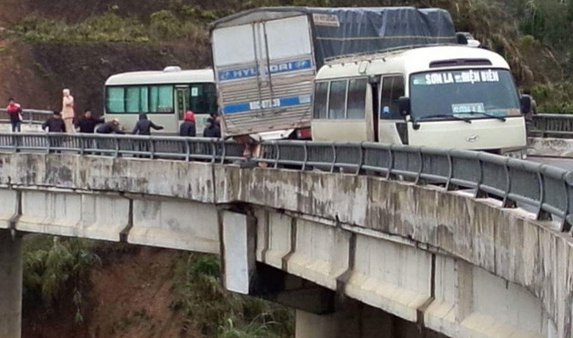 Đuôi xe tải ép trung tá Hinh vào thành cầu.