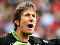 M.U ký hợp đồng với thủ môn Van der Sar