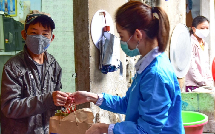 Trung ương Hội Liên hiệp Thanh niên Việt Nam phối hợp nhà hảo tâm trao thực phẩm hỗ trợ người dân tại xóm chạy thận ở Hà Nội. Ảnh: MAI PHƯƠNG