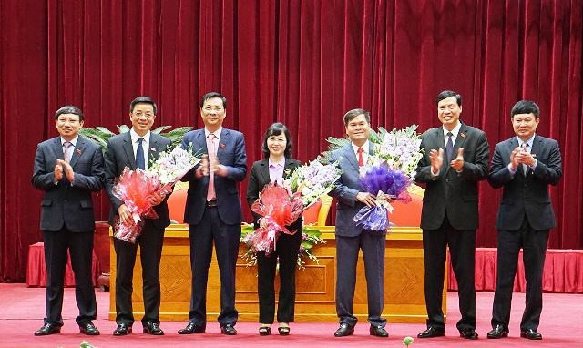 Lãnh đạo tỉnh Quảng Ninh tặng hoa các đồng chí được bầu bổ sung Phó Chủ tịch HĐND và UBND tỉnh Quảng Ninh nhiệm kỳ 2016-2021.
