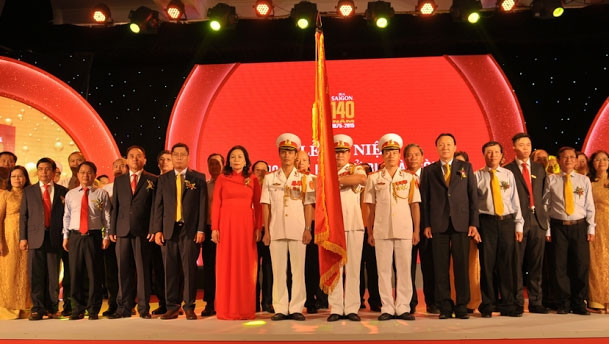 Bia Sài Gòn long trọng tổ chức lễ kỷ niệm 140 năm lịch sử phát triển với nghi thức rước cờ truyền thống.