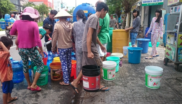 "Nhộn nhịp" tại một điểm tiếp tế nước trên đường Nguyễn Trung Trực.