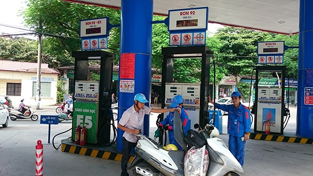 Khách hàng mua xăng E5 tại cửa hàng xăng dầu ở 194 Thái Thịnh (quận Đống Đa, Hà Nội).