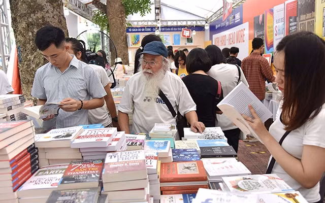 Sự “lên ngôi” của dòng văn học phi hư cấu cho thấy người đọc đã chán những sự hư cấu nửa vời, “dở giăng dở đèn”.