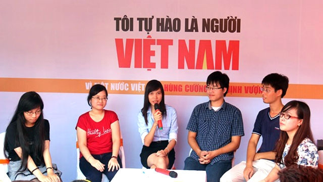 Các thành viên của dự án Cô gái văn chương giao lưu cùng độc giả hâm mộ.