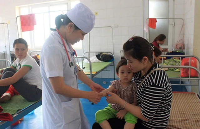 Điều trị cho người bệnh tại Bệnh viện đa khoa huyện Lang Chánh, tỉnh Thanh Hóa.