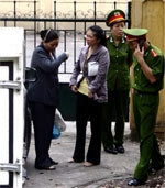 Phan Hồng Thu (áo tím). 