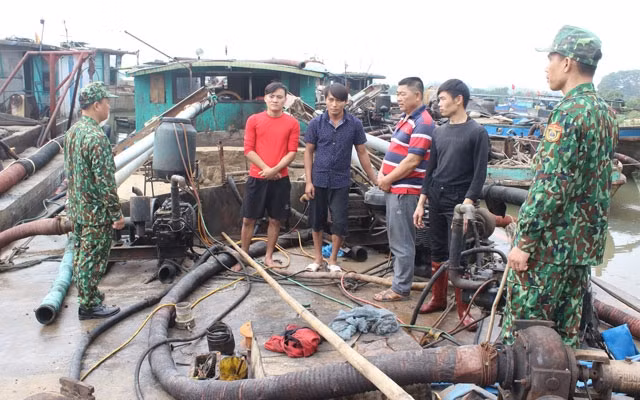 Phương tiện cùng tang vật hút cát trái phép bị lực lượng Bộ đội Biên phòng Quảng Ninh bắt giữ.
