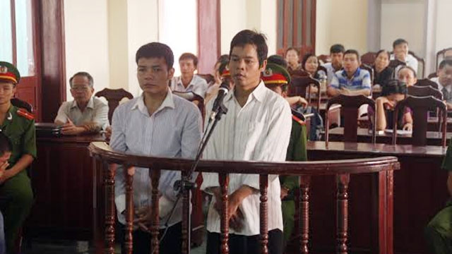 Bị cáo Công và Thành tại tòa phúc thẩm.