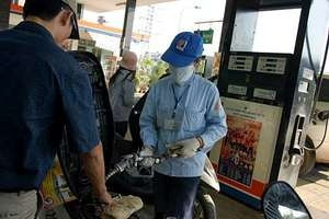 Thuế, phí trong giá xăng dầu hiện nay đã<br>chiếm tới 40% giá của một lít xăng.