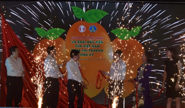 Cắt băng khánh thành tại Lễ công bố lô xoài đầu tiên xuất khẩu sang Mỹ.
