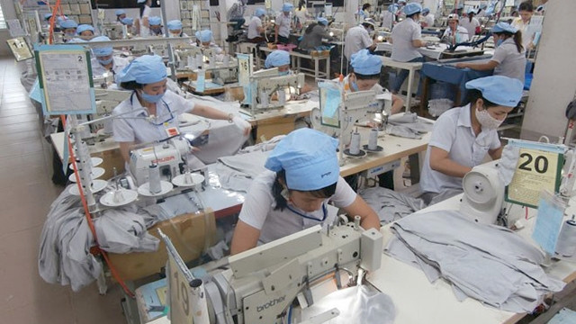 Tâm tư của nữ công nhân xưởng may