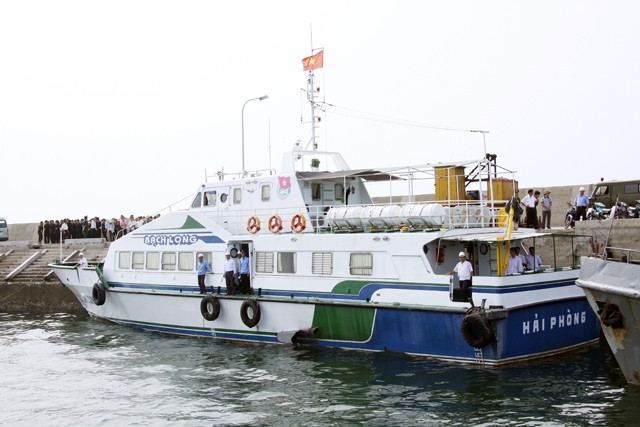 Tàu Bạch Long chở khách tuyến Hải Phòng - Bạch Long Vĩ neo đậu tại âu cảng Bạch Long Vĩ.