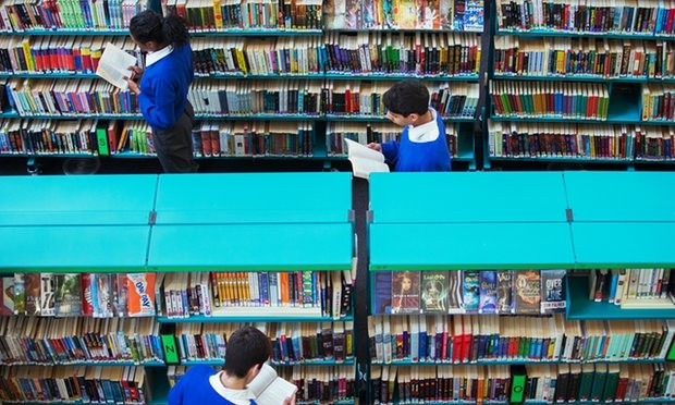 Trong một thư viện trường học ở Anh. (Ảnh: Alamy)