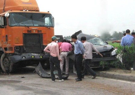 Ô-tô con bị đâm bẹp dí trên quốc lộ 5