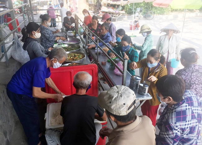 Người dân đến dùng bữa tại quán cơm chay miễn phí Phước Thiện.