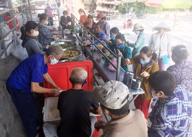 Người dân đến dùng bữa tại quán cơm chay miễn phí Phước Thiện.