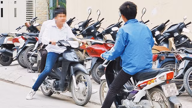 Nhiều học sinh, sinh viên chưa chấp hành đội mũ bảo hiểm. Ảnh: NG.BẮC