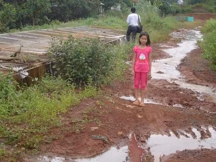 Nhà máy thuỷ điện Quảng Tín xả lũ làm nước tràn đường dân sinh ảnh hưởng đến cuộc sống của hàng chục hộ dân.