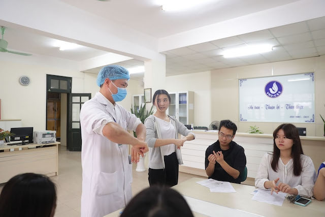 Hướng dẫn rửa tay đúng cách phòng chống dịch Covid-19 (Ảnh: VNU)