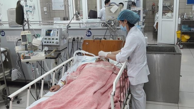 Nam bệnh nhân 41 tuổi đến từ Hải Dương đang bị hôn mê, tổn thương cơ tim, não nặng do ngộ độc ma túy đá đang điều trị tại Trung tâm chống độc