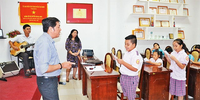 Buổi sinh hoạt tại CLB đờn ca tài tử của Trường tiểu học Nguyễn Thái Học, quận 1.