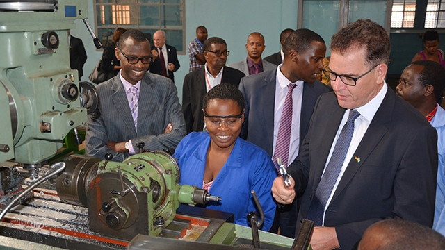 Bộ trưởng Phát triển Đức Gerd Muller (phải) thăm Rwanda để thúc đẩy Kế hoạch Marshall. Ảnh: IPRC KIGALI