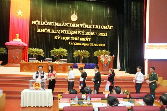 Các đại biểu bỏ phiếu bầu các chức danh chủ chốt của HĐND và UBND.