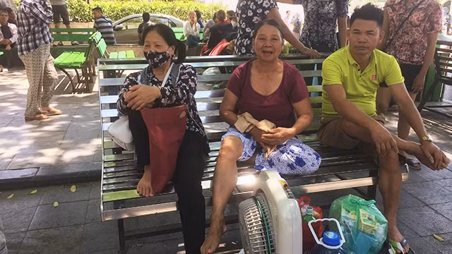 Cảnh ngồi chờ la liệt ở sảnh, vỉa hè, ghế đá của Bệnh viện Bạch Mai.