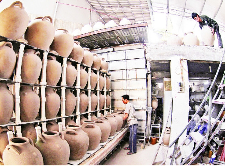 Áp dụng công nghệ nung gốm bằng lò gas tại làng gốm Kim Lan. Ảnh: CÔNG ĐẠT