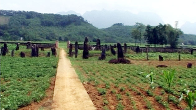 Khu mộ cổ Đống Thếch, xã Vĩnh Đồng, huyện Kim Bôi (Hòa Bình) chỉ còn lác đác hơn chục hòn mồ lớn nhỏ.