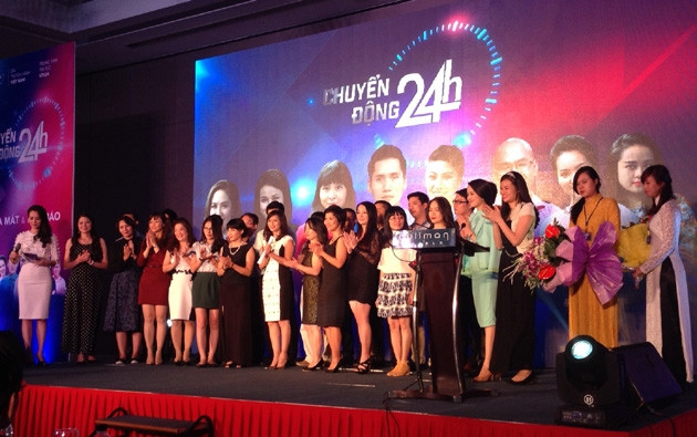 Ra mắt ê kíp làm chương trình.