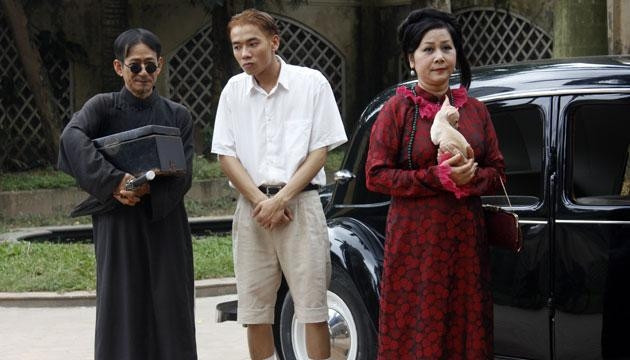 Các nghệ sĩ Minh Hằng và Việt Bắc trong vai bà Phó Đoan và Xuân Tóc Đỏ.