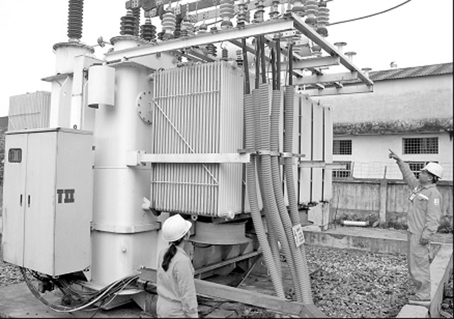 Công nhân Công ty Lưới điện cao thế miền Bắc kiểm tra vận hành của thiết bị trạm biến áp 110 kV.