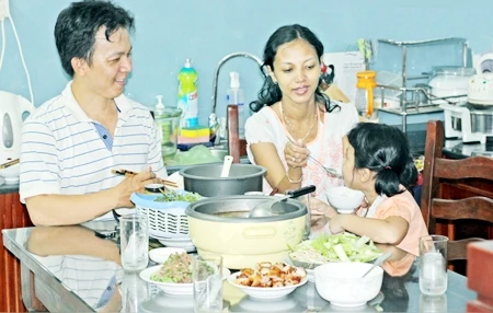 Niềm vui đầm ấm. Ảnh: ANH TUẤN