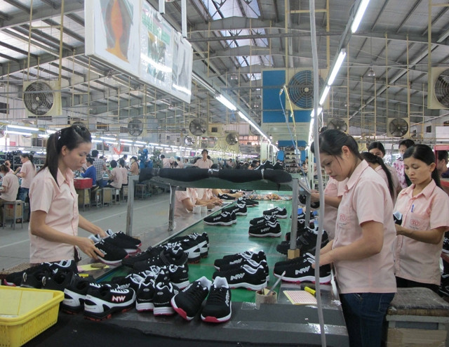 Sản xuất giày da xuất khẩu tại Công ty TNHH Ðông Phương, KCN Ðông Xuyên (TP Vũng Tàu, Bà Rịa - Vũng Tàu).