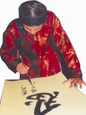 “Ông đồ” Hải Trung đang
viết thư pháp chữ Hán.