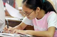 Thí sinh làm bài thi tại Trường
ĐH Ngoại thương Hà Nội kỳ
thi tuyển sinh ĐH 2005.
