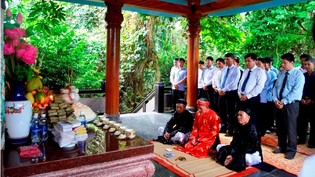 Dâng hương tại đền thờ Bụt.