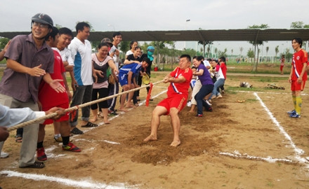Công nhân Công ty CP đầu tư và phát triển Đô thị Dầu khí Cửu Long (Sóc Trăng) thi đấu kéo co tại ngày hội công nhân.