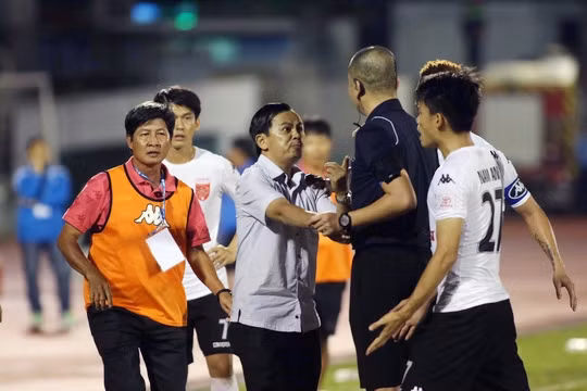 Chủ tịch CLB đội Long An Võ Thành Nhiệm phản ứng quyết định của trọng tài sau trận đấu với đội TP Hồ Chí Minh tại vòng 6 V-League 2017. Ảnh: QUANG LIÊM