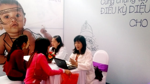 Các bác sĩ Bệnh viện Phụ sản T.Ư tư vấn cho các bà mẹ sắp sinh con.