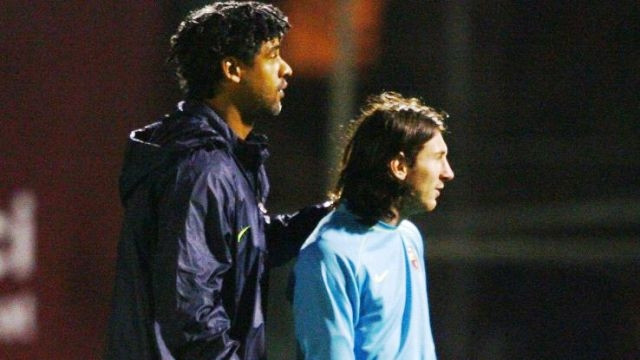 F. Rijkaard (trái) thời kỳ làm HLV của Barcelona.