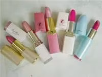 Son Shilulan bày bán tràn lan.