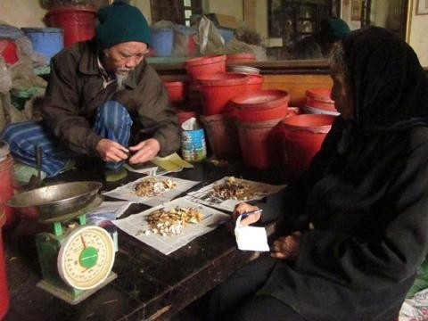 Cụ Đặng Minh Uông bốc thuốc cho người nghèo.