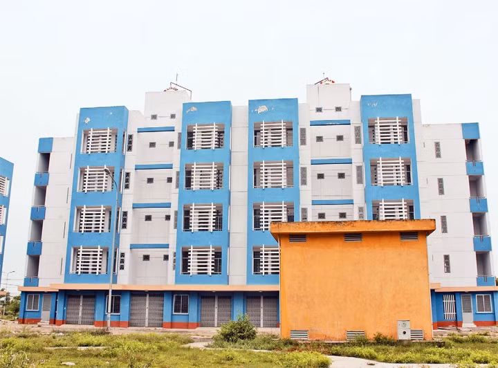 Vì nhiều lý do, nhiều người dân ở Khu tái định cư Vĩnh Lộc B đã bán lại suất tái định cư của mình.