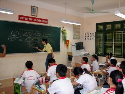 Giáo viên dạy học bằng bản đồ tư duy ở Trường THCS Nam Trung Yên (Hà Nội).