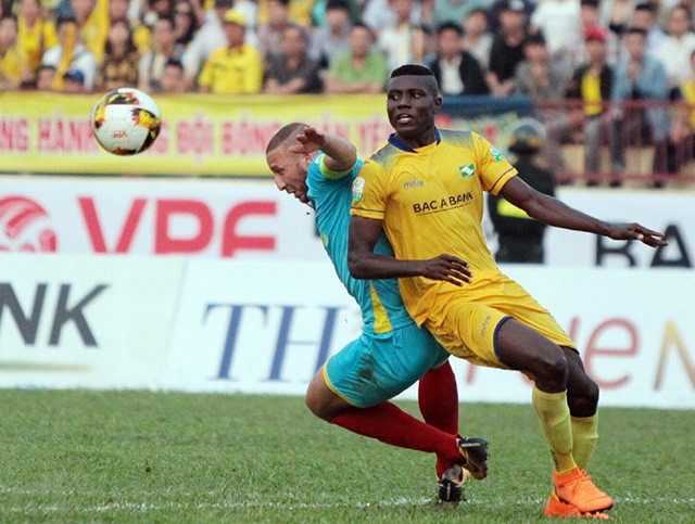 Tiền đạo Olaha Michael thi đấu rất năng nổ trên hàng công của Sông Lam Nghệ An ở trận đấu này.